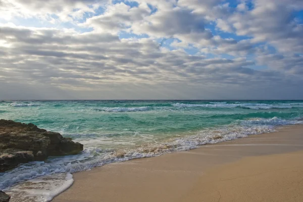 Viwe og Karibského moře s vlnami ráno — Stock fotografie