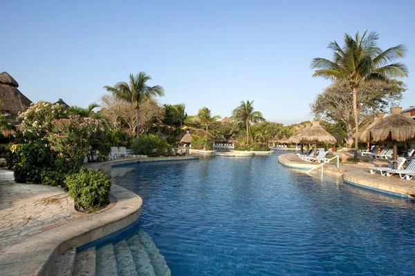 Szép resort poolon napsütéses napon — Stock Fotó
