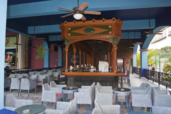 Restaurante de resort aberto com um stand de bar — Fotografia de Stock