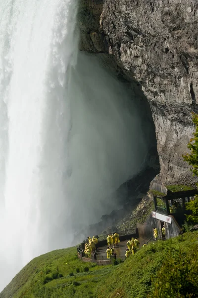 尼亚加拉大瀑布从下方的视图 — 图库照片