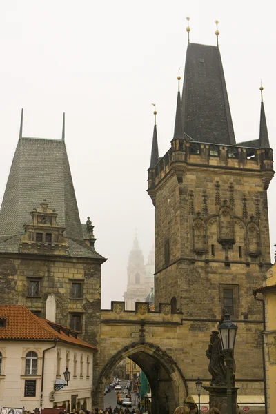 Церкви шпилі Праги — стокове фото