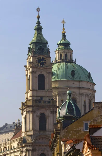 Os campanários da igreja de Praga — Fotografia de Stock