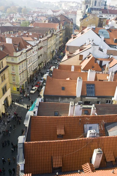 Прага. Красные крыши — стоковое фото
