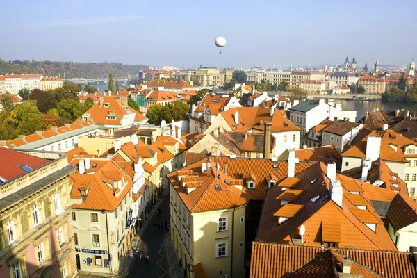Praga. Telhados vermelhos — Fotografia de Stock