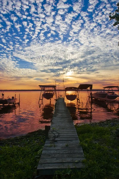 Wschód słońca nad jeziorem — Zdjęcie stockowe