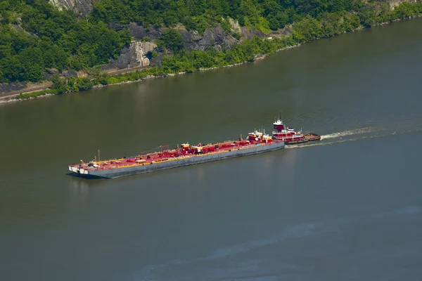 Un gran buque de carga en el río Hudson —  Fotos de Stock