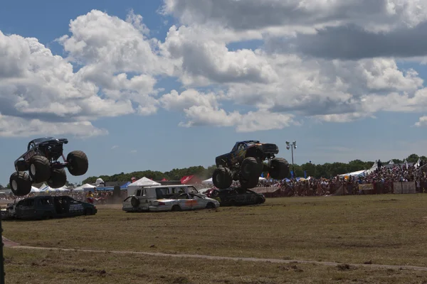 Monster truck au salon de la voiture — Photo