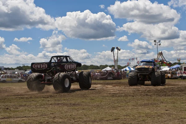 Monster truck au salon de la voiture — Photo