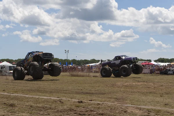 Monster truck au salon de la voiture — Photo