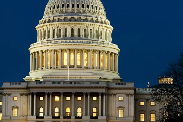 El Capitolio de los Estados Unidos por la noche —  Fotos de Stock