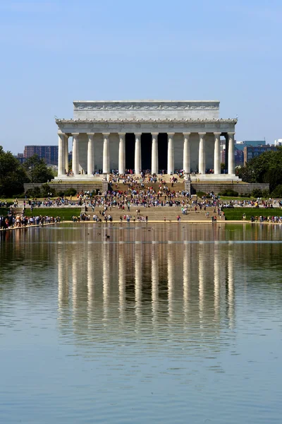 The Lincoln memorial reflected in pool — Stock Photo, Image