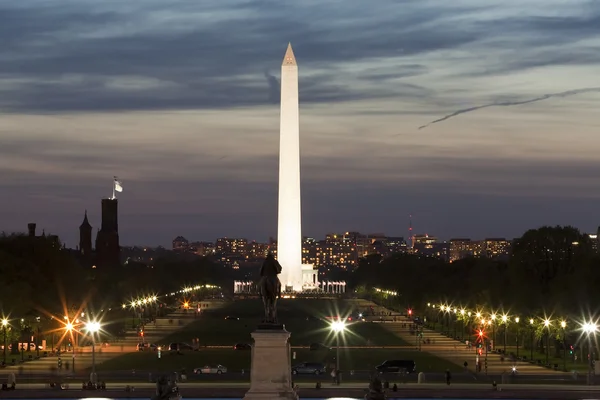 Beleuchtetes Washingtondenkmal bei Nacht — Stockfoto