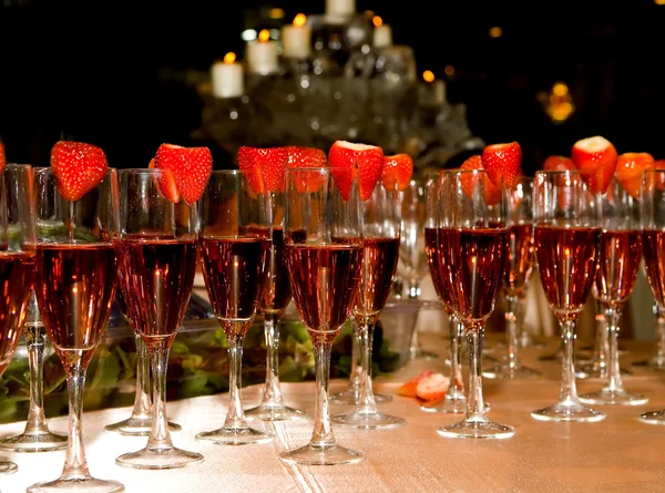Pink champaigne och jordgubbar — Stockfoto