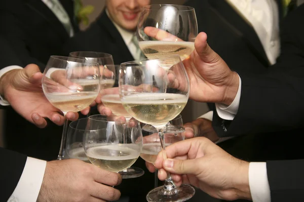 Champagne drinken op bruiloft — Stockfoto