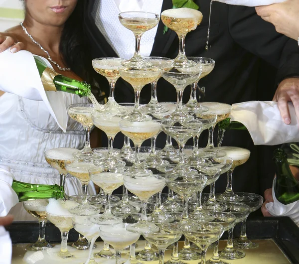 Champagne in een glas gieten op een huwelijksfeest — Stockfoto