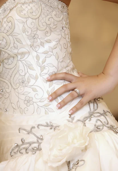 Egy szép, hagyományos fehér menyasszonyi ruha részlet — Stock Fotó