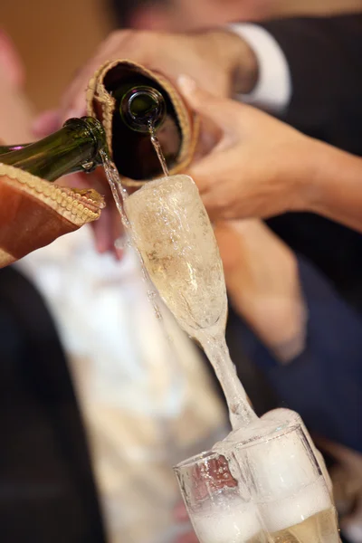 Verter champán en una copa en una celebración de boda — Foto de Stock