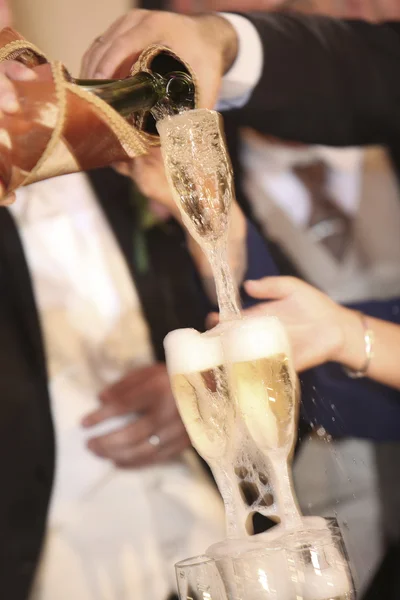 Versare lo champagne in un bicchiere su una celebrazione di matrimonio — Foto Stock