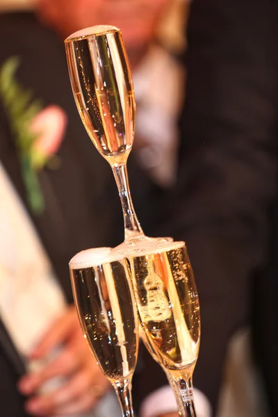 在婚礼庆典上把香槟酒倒入杯子 — 图库照片