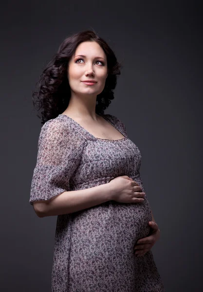 孕妇在黑暗的背景上 — 图库照片