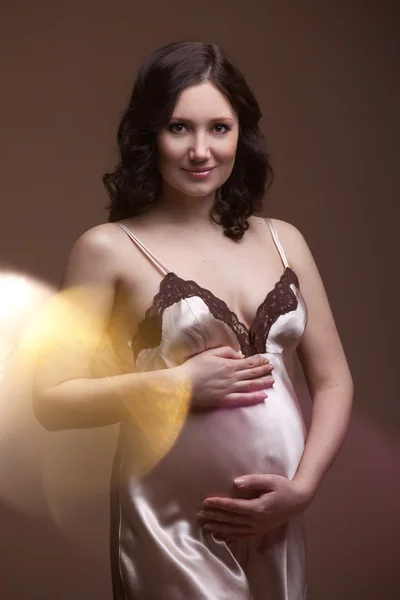 Donna incinta su sfondo scuro — Foto Stock