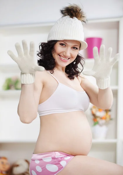 Donna incinta in cappello invernale — Foto Stock