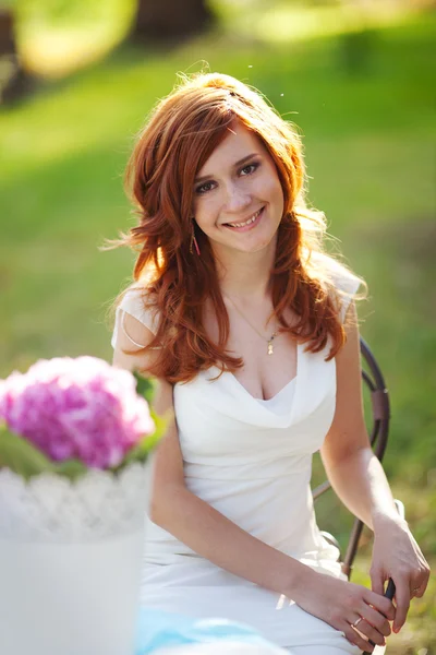 Mooie vrouw met bloempot — Stockfoto