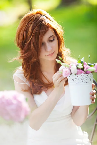 Mulher bonita com vaso — Fotografia de Stock
