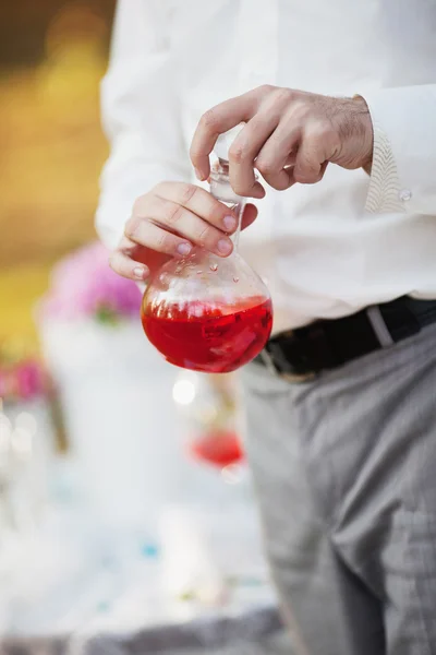 Bir bardak şarap ile erkek el — Stok fotoğraf