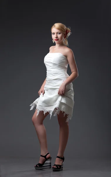 Novia en el vestido de novia corto —  Fotos de Stock