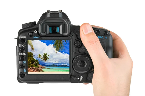 Ruka s kamerou a pláž krajiny (mé Foto) — Stock fotografie
