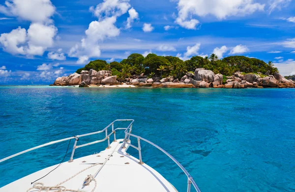 Tropikalna wyspa i łodzi — Zdjęcie stockowe