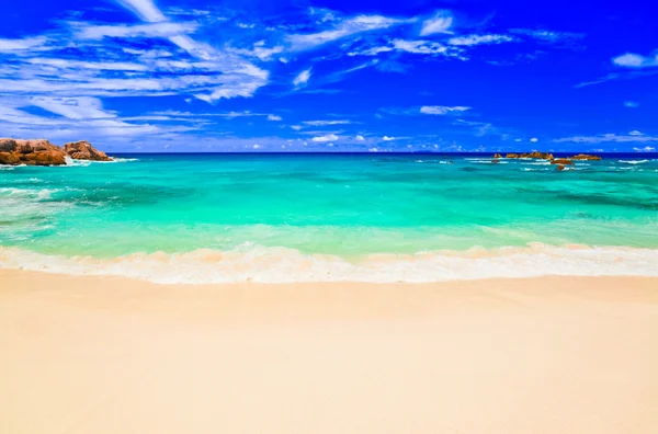 Olas en la playa tropical — Foto de Stock