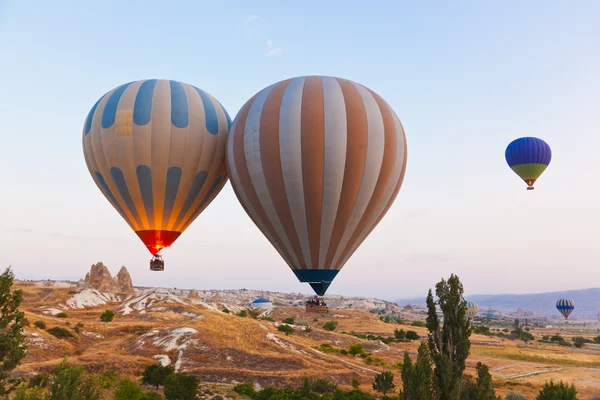 Globo de aire caliente volando sobre Capadocia Turquía —  Fotos de Stock