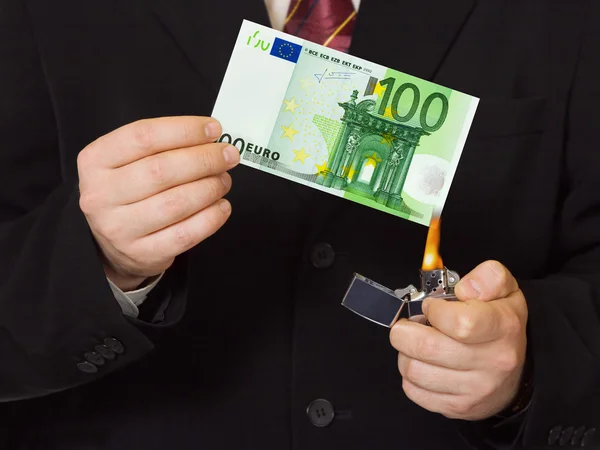 Handen en burnning geld — Stockfoto
