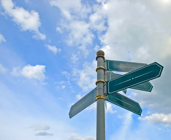 Blank old directional road sign post over blue sky. — Stock Photo, Image