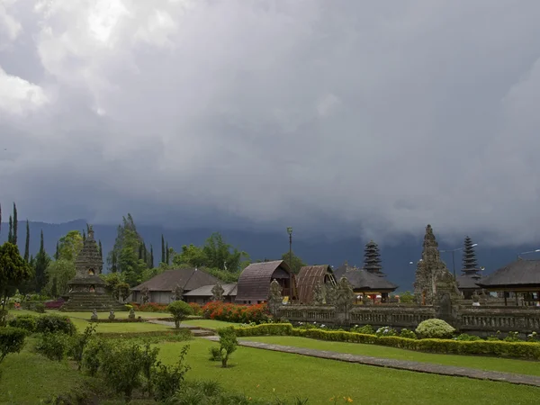 Pura Ulun Danu Bratan antiguo templo —  Fotos de Stock