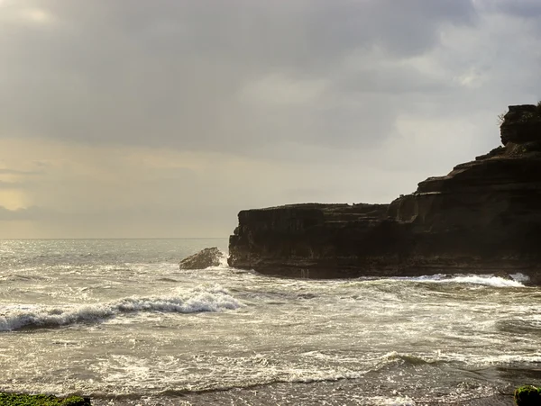 Bali eiland rotsachtige kust — Stockfoto
