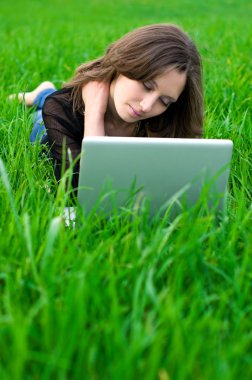 laptop ile kız