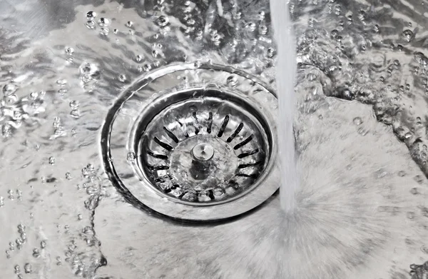 Wasser im Waschbecken — Stockfoto
