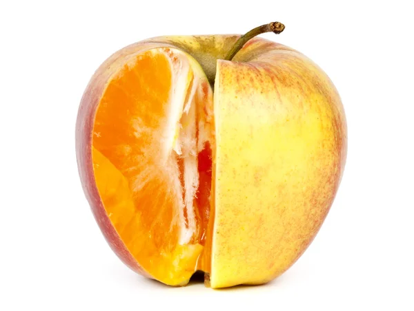 Laranja em maçã — Fotografia de Stock