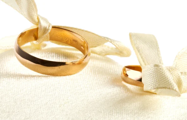 Δύο χρυσά δαχτυλίδια σε μικρό μαξιλάρι — Φωτογραφία Αρχείου