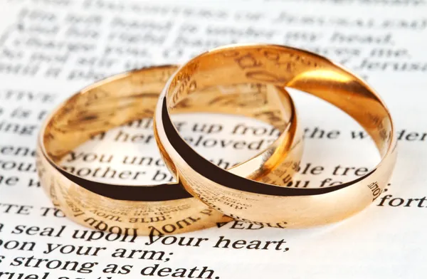 Dos anillos de boda en una biblia —  Fotos de Stock