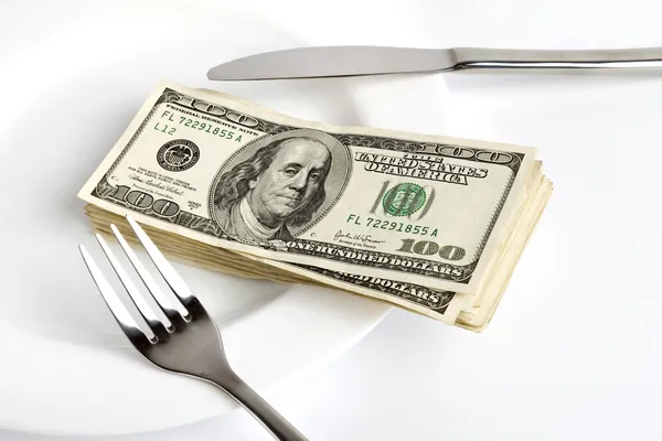 Dinheiro com garfo e faca — Fotografia de Stock