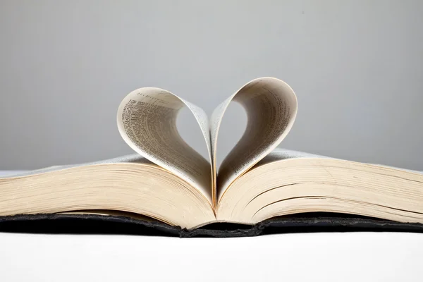 Herzform mit Buchseiten — Stockfoto