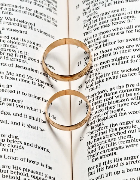 圣经上的结婚戒指 — 图库照片