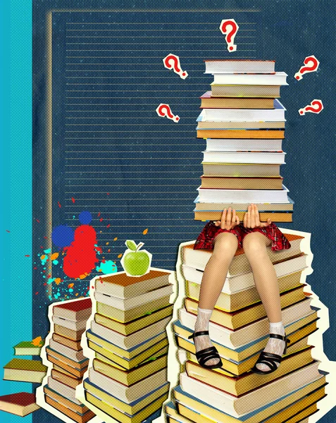 Підліток сидить на багатьох книгах на гранжевому абстрактному фоні — стокове фото