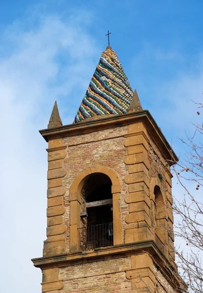 Kirchturm mit buntem kegelförmigem Dach auf der Piazza Armerina, Sizilien, Italien — Stockfoto