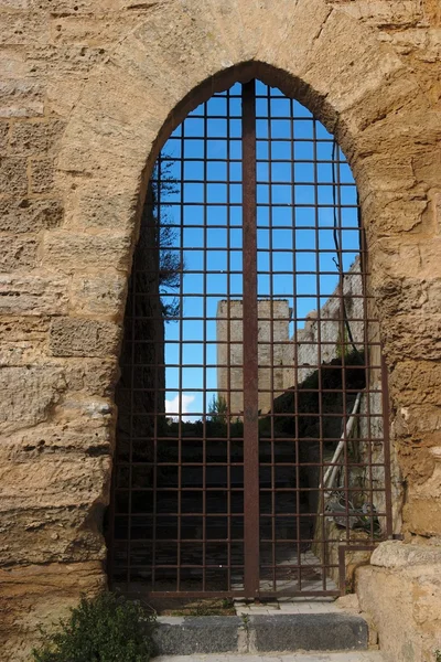 Verjaard poort van middeleeuws kasteel — Stockfoto