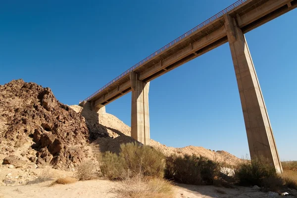Brücke in der Wüste in der Nähe des großen Kraters (makhtesh gadol) in der Negev-Wüste von Israel — Stockfoto